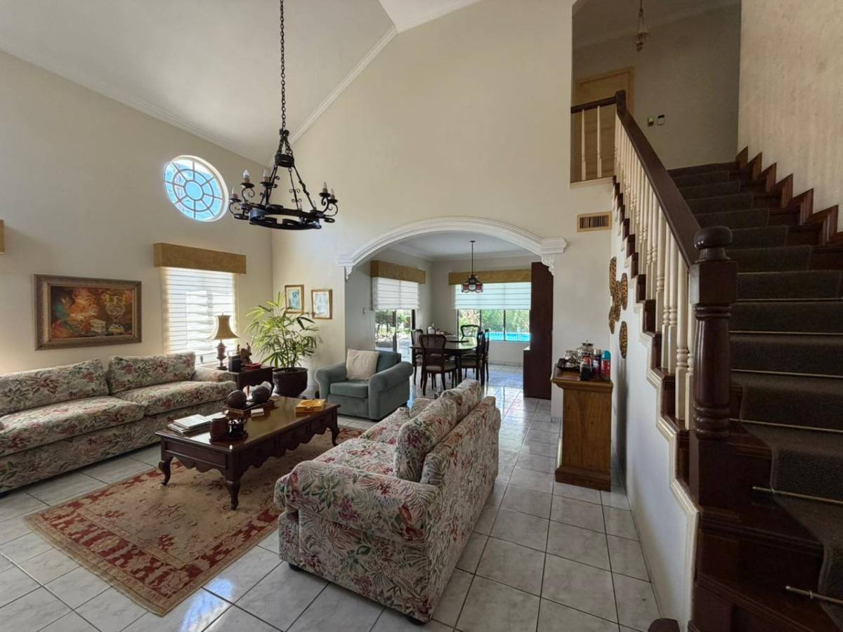 Foto 4 de CASA AMPLIA, ZONA LAS PALMAS