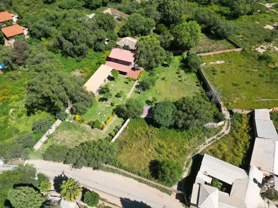 Foto 17 de 🏡 Amplio Terreno Comercial con Construcción en Sipe Sipe