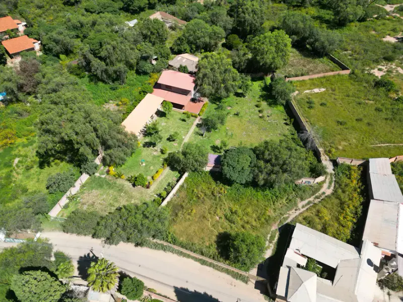 Foto 17 de 🏡 Amplio Terreno Comercial con Construcción en Sipe Sipe