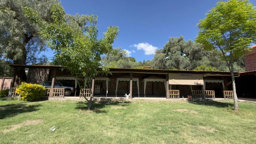 Foto 4 de 🏡 Amplio Terreno Comercial con Construcción en Sipe Sipe