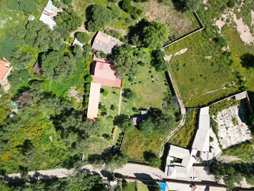 Foto 12 de 🏡 Amplio Terreno Comercial con Construcción en Sipe Sipe