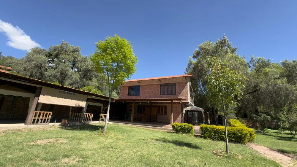 Foto 2 de 🏡 Amplio Terreno Comercial con Construcción en Sipe Sipe