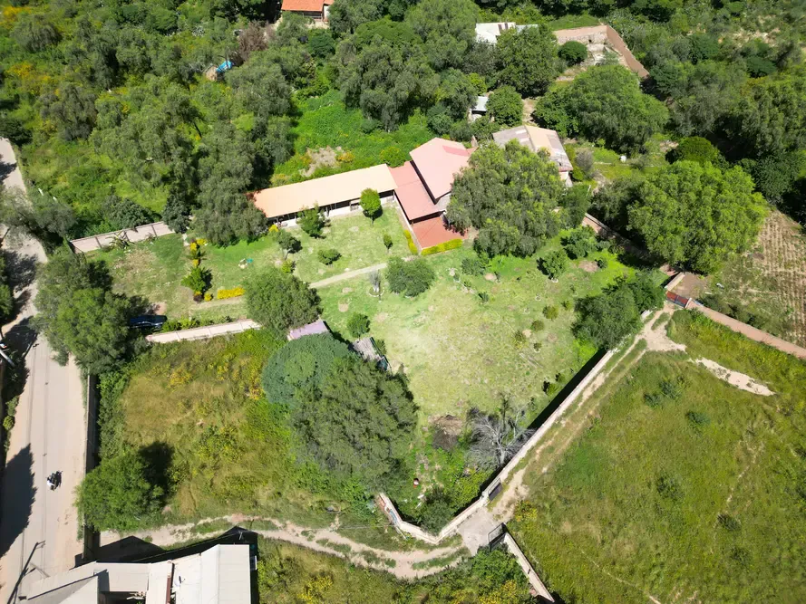 Foto 18 de 🏡 Amplio Terreno Comercial con Construcción en Sipe Sipe