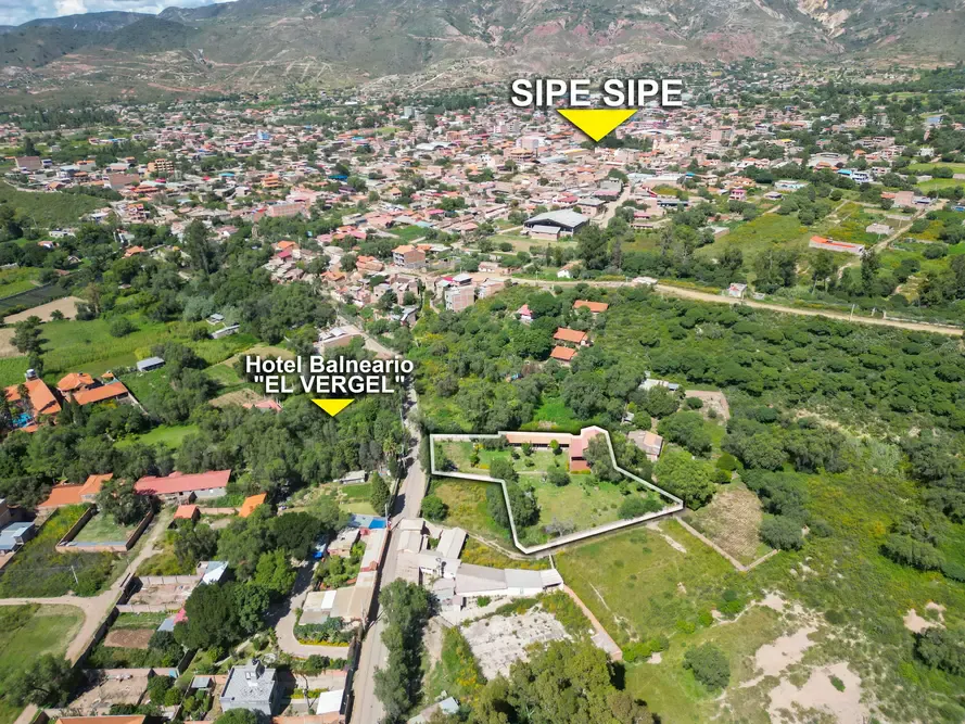 Foto 20 de 🏡 Amplio Terreno Comercial con Construcción en Sipe Sipe