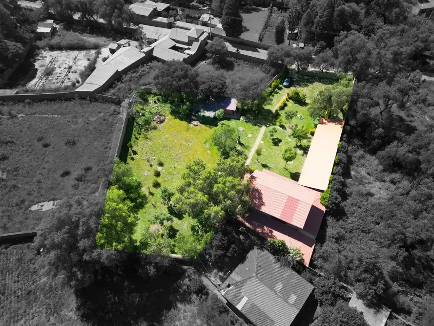 Foto 14 de 🏡 Amplio Terreno Comercial con Construcción en Sipe Sipe