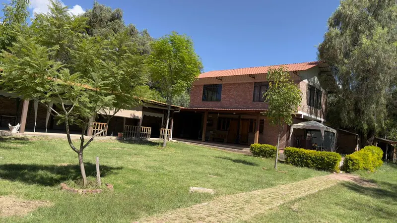 Foto 9 de 🏡 Amplio Terreno Comercial con Construcción en Sipe Sipe