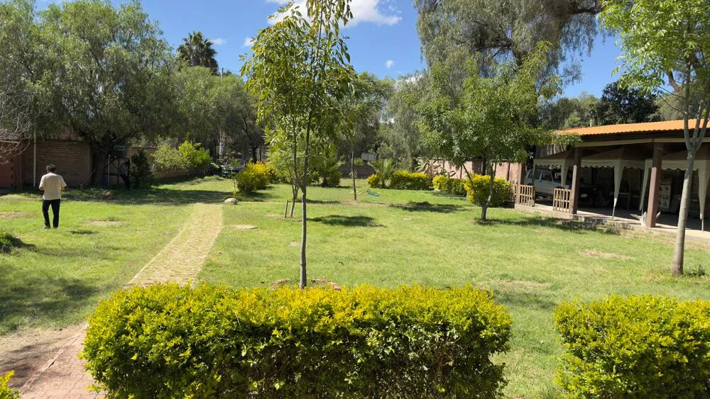 Foto 5 de 🏡 Amplio Terreno Comercial con Construcción en Sipe Sipe