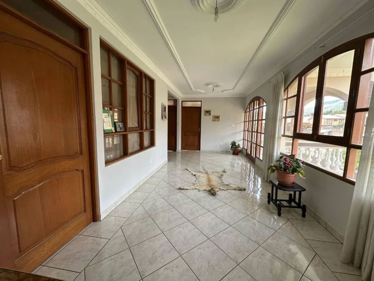 Foto 3 de ¡En Promoción! Casa Con Gran Jardín Y Casa De Visitas Incluida