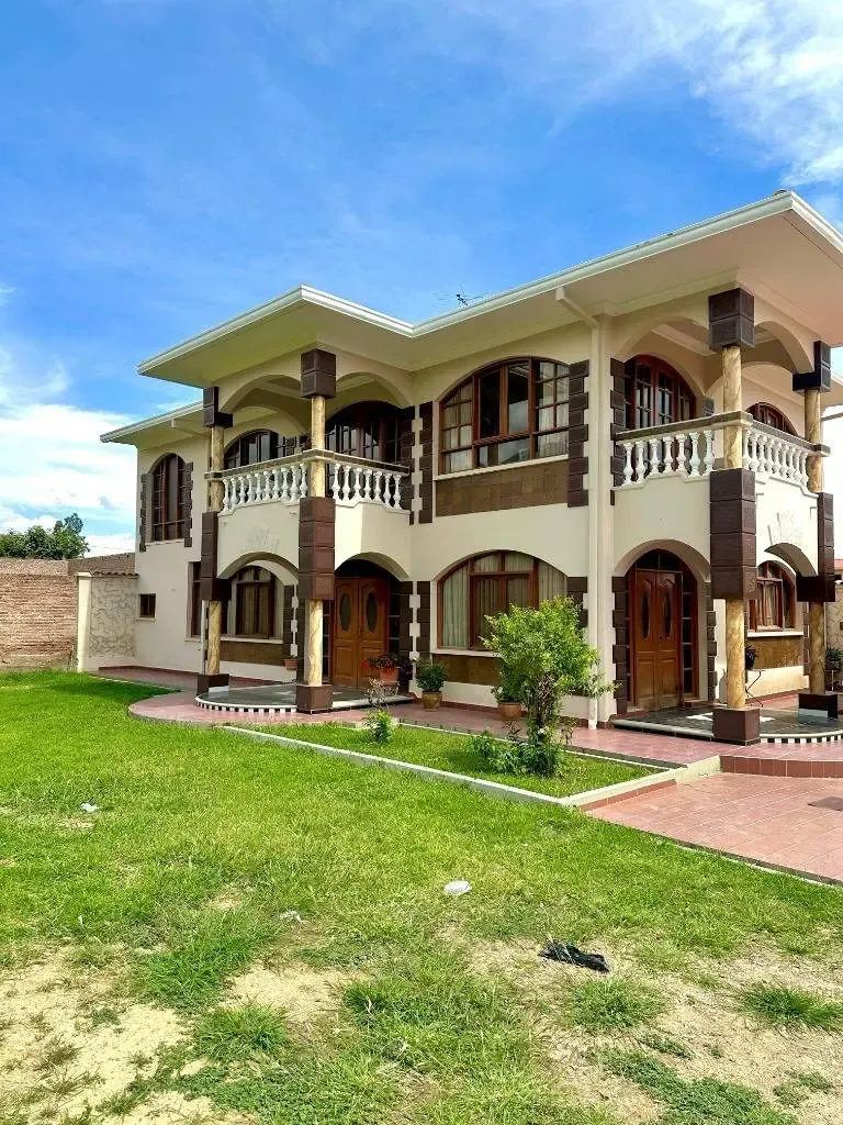 Foto 1 de ¡En Promoción! Casa Con Gran Jardín Y Casa De Visitas Incluida