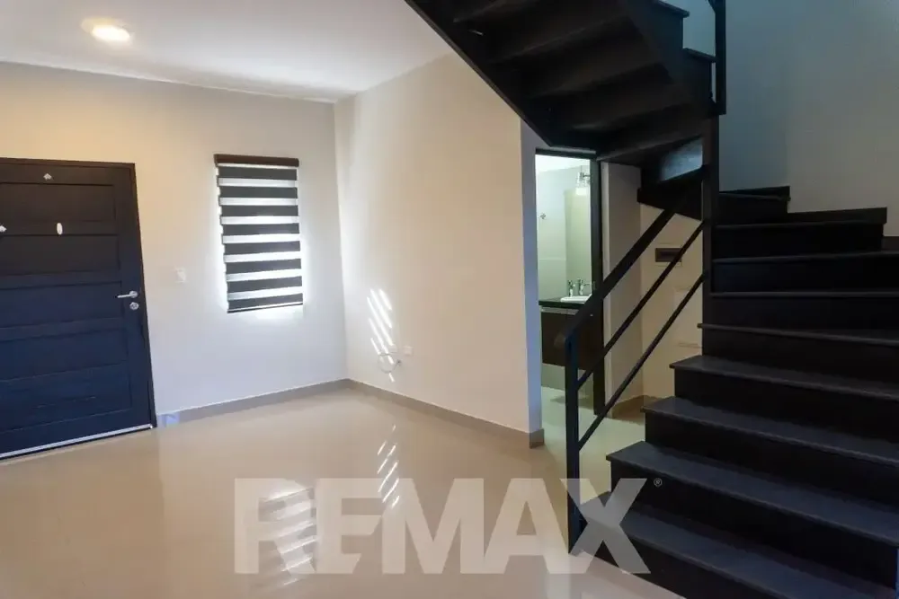 Foto 2 de Casa Moderna en Venta en Jardines del Bosque 🏡 | 3 Dormitorios y Amenities