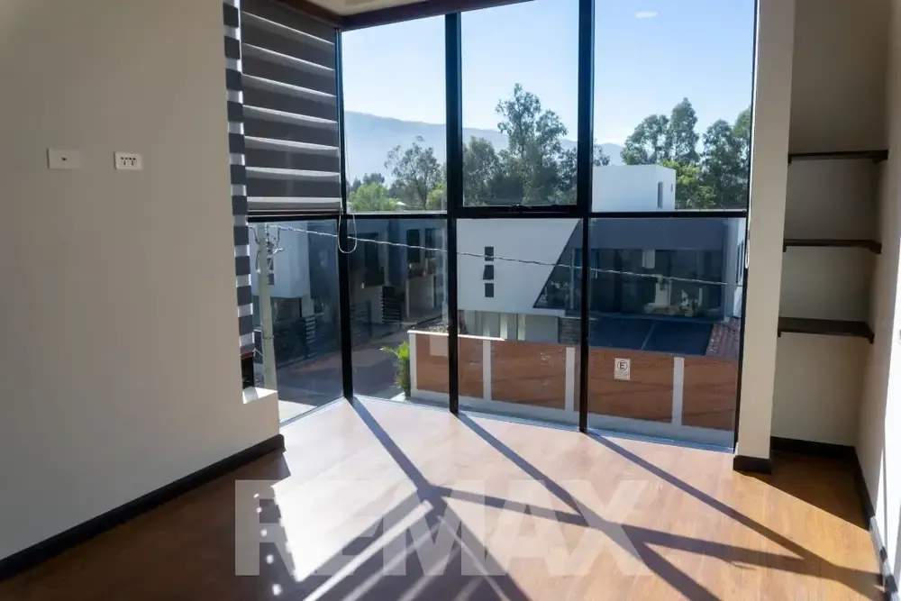 Foto 4 de Casa Moderna en Venta en Jardines del Bosque 🏡 | 3 Dormitorios y Amenities
