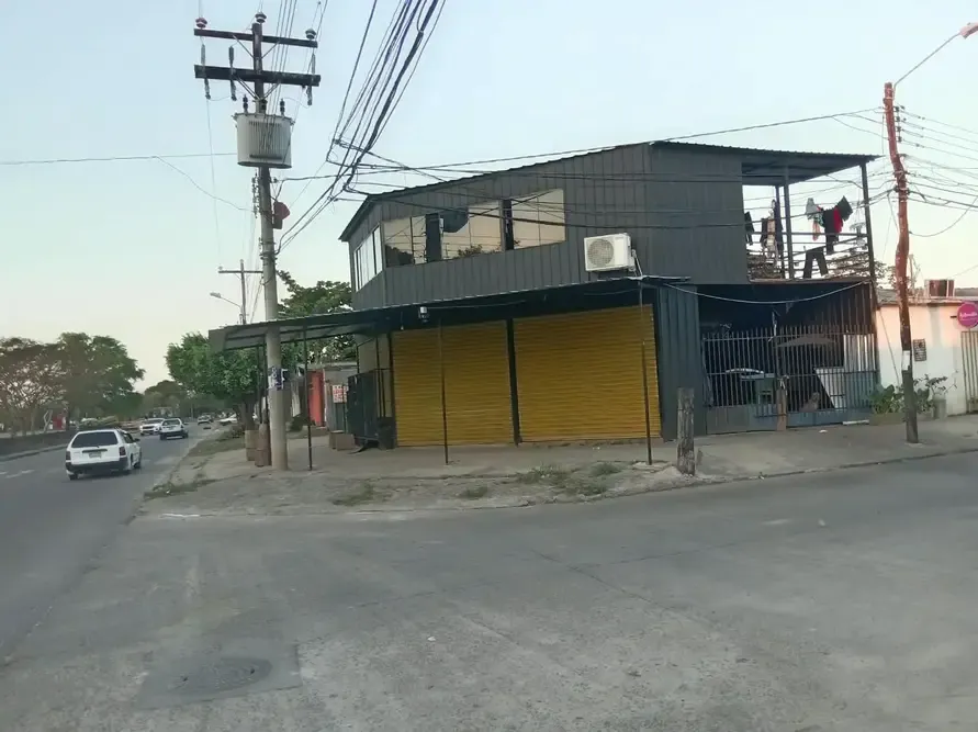 Foto 1 de Tienda - Local - Comercial - Zona Sur Alado de Un Lavadero