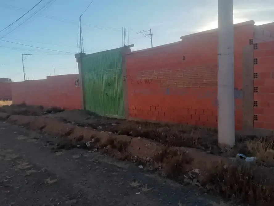 Foto 1 de Casa como terreno en venta en urbanización Berlin cerca a Kiswaras y Villa Adela de El Alto