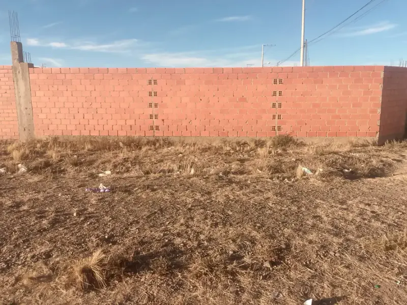 Foto 6 de Casa como terreno en venta en urbanización Berlin cerca a Kiswaras y Villa Adela de El Alto