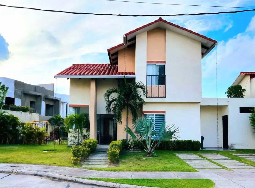 Foto 2 de Casa en venta en el Urubo con piscina