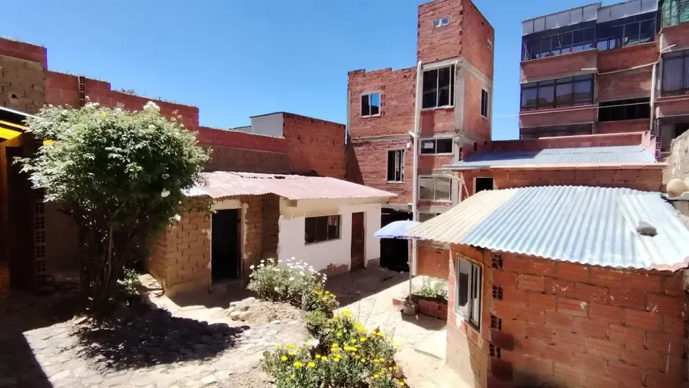 Foto 6 de Casita como terreno en venta Pampahasi calle 19 200m2