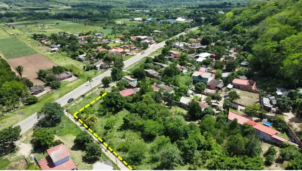 Foto 2 de Terreno en venta de 38.282,75 m² en Tiquipaya, El Torno, sobre carretera