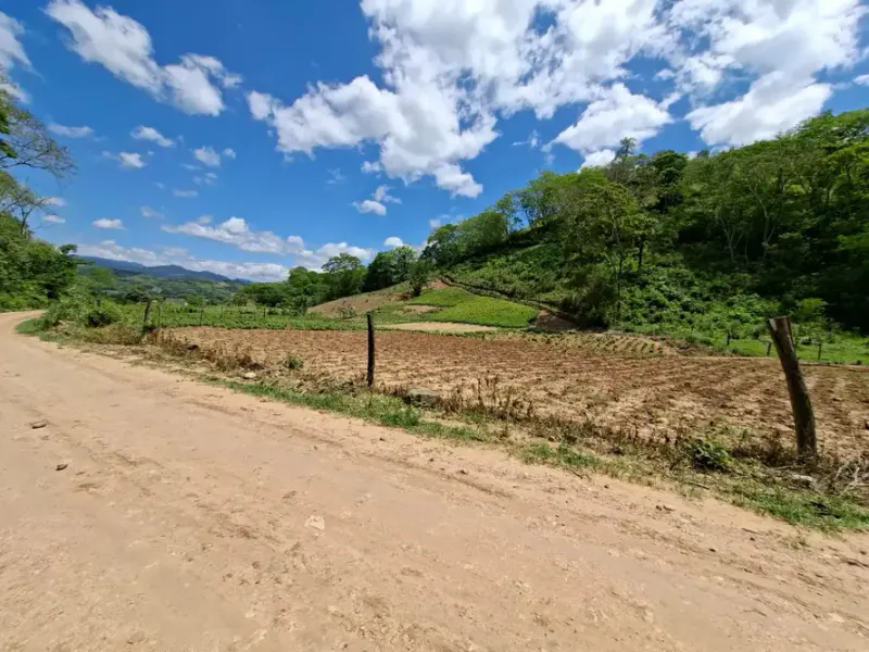 Foto 6 de Terreno en venta de 38.282,75 m² en Tiquipaya, El Torno, sobre carretera