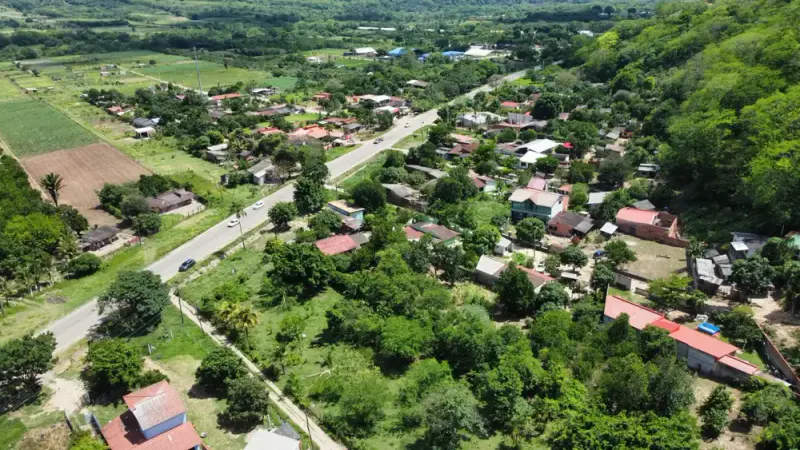 Foto 9 de Terreno en venta de 38.282,75 m² en Tiquipaya, El Torno, sobre carretera