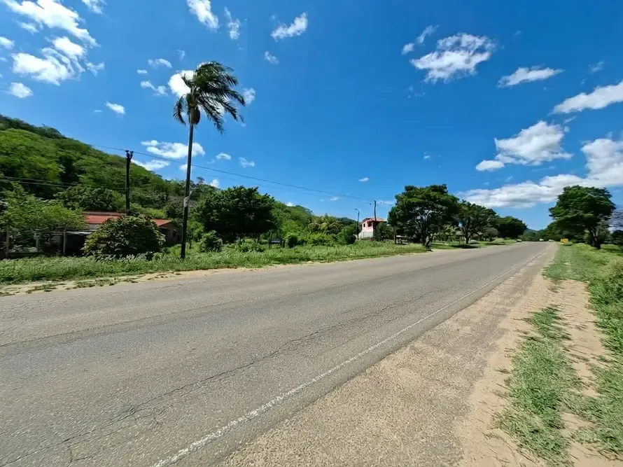 Foto 5 de Terreno en venta de 38.282,75 m² en Tiquipaya, El Torno, sobre carretera