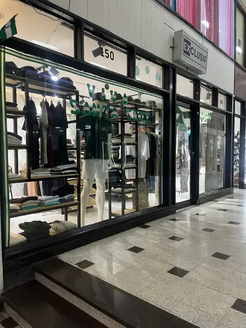Foto 3 de Local comercial en venta en el Centro Comercial Cañoto, zona de alto flujo