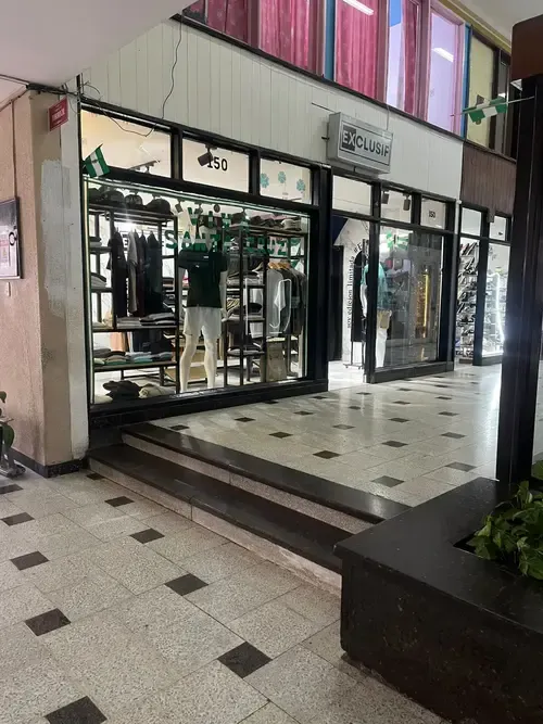 Foto 2 de Local comercial en venta en el Centro Comercial Cañoto, zona de alto flujo