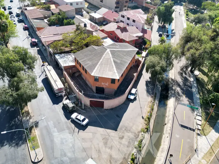 Foto 2 de Local comercial de 230 m² en alquiler sobre Av. Melchor Pérez, esquina Wiracocha