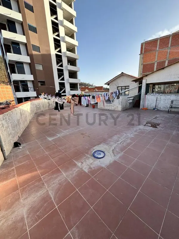 Foto 18 de Casa Comercial en Alquiler – Avenida Germán Mendoza
