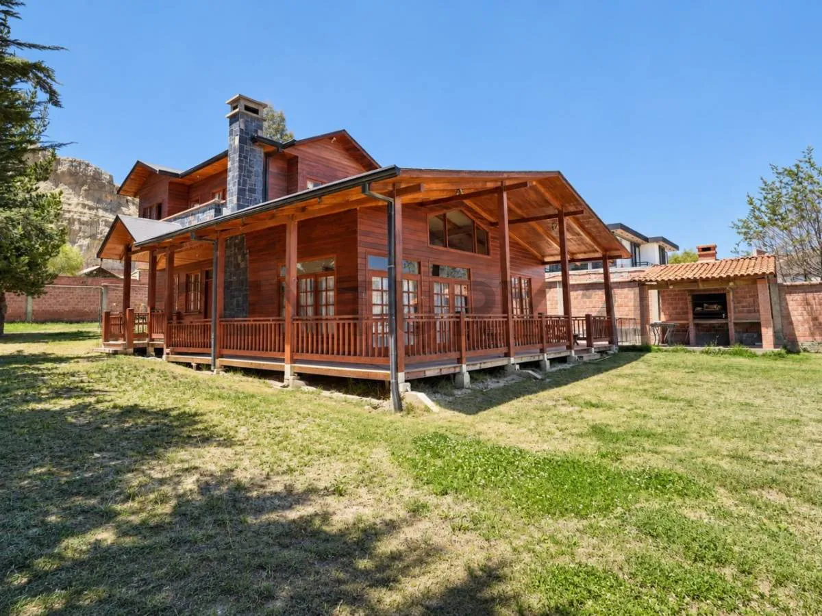 Foto 2 de Buen precio. La icónica y linda "Casa de Madera" en venta, Lomas de Achumani