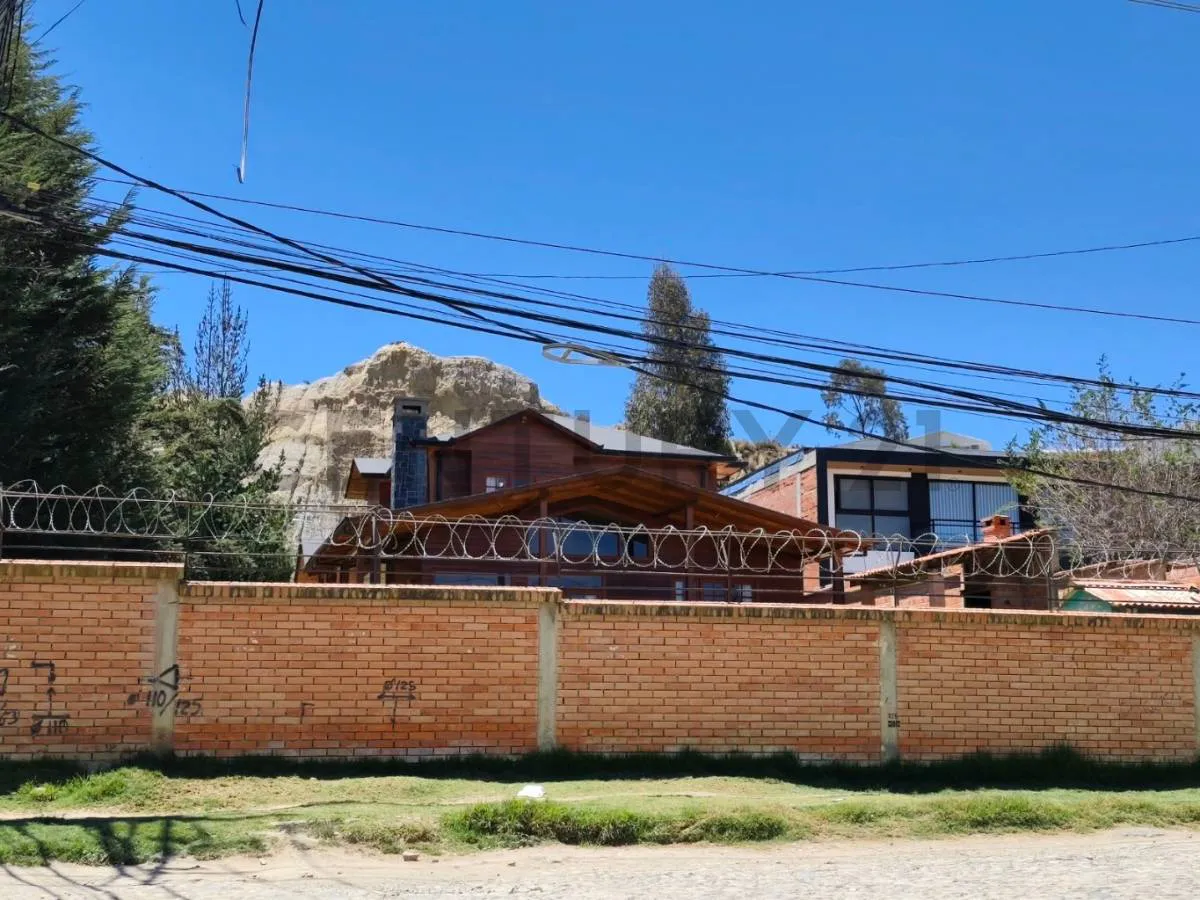 Foto 1 de Buen precio. La icónica y linda "Casa de Madera" en venta, Lomas de Achumani