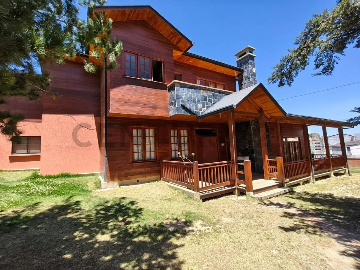 Foto 4 de Buen precio. La icónica y linda "Casa de Madera" en venta, Lomas de Achumani