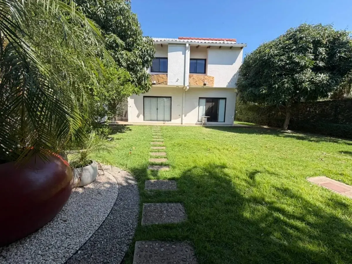 Foto 1 de Casa en Alquiler en Condominio Jardines del Urubo