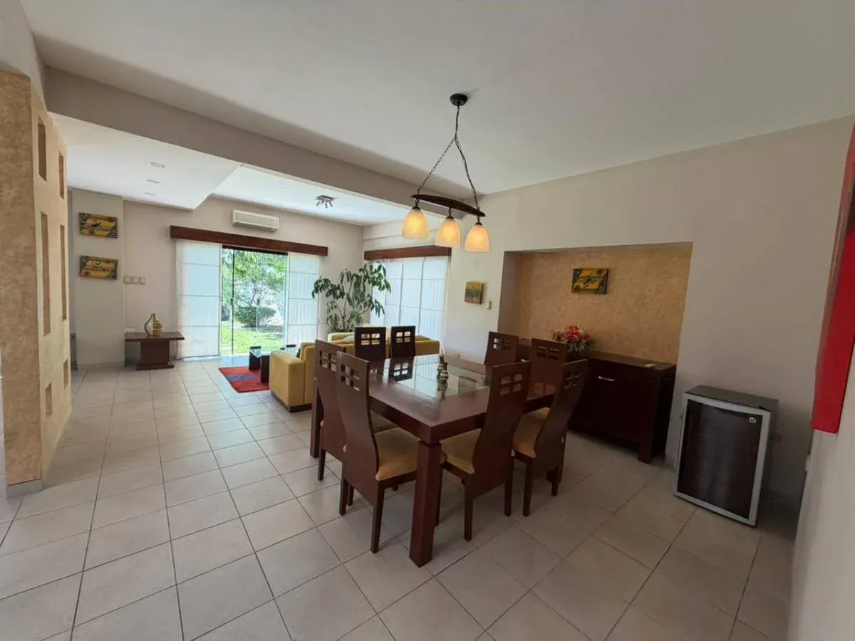 Foto 3 de Casa en Alquiler en Condominio Jardines del Urubo