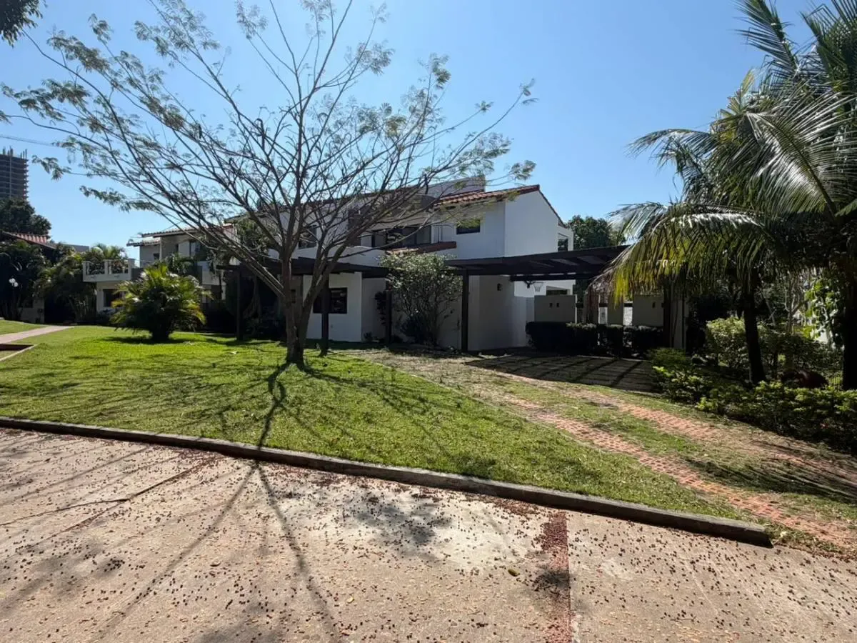 Foto 2 de Casa en Alquiler en Condominio Jardines del Urubo