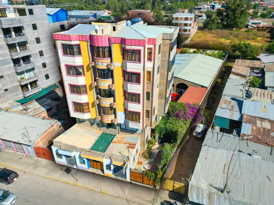 Foto 1 de Edificio Comercial Sobre Avenida en Venta Quillacollo
