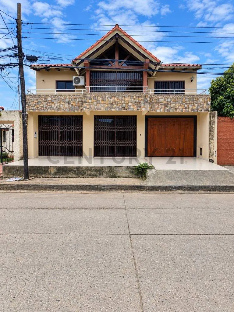 Foto 1 de En Venta Casa de 2 Plantas - Av. Banzer 7mo Anillo