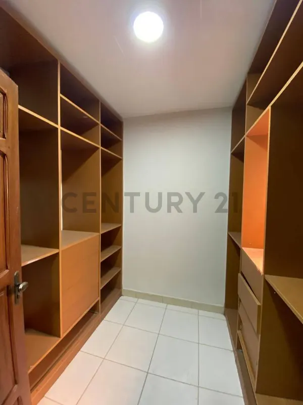 Foto 8 de En Venta Casa de 2 Plantas - Av. Banzer 7mo Anillo