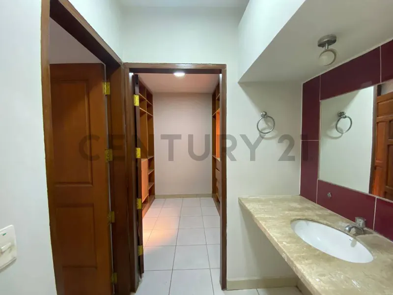 Foto 9 de En Venta Casa de 2 Plantas - Av. Banzer 7mo Anillo