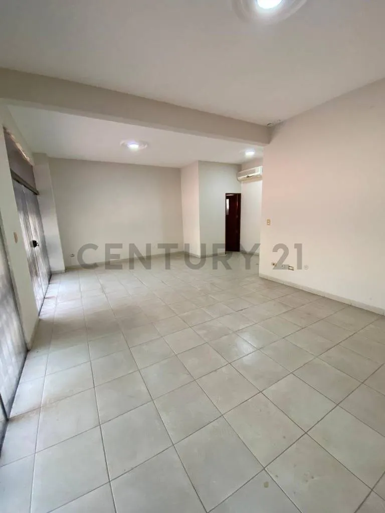 Foto 2 de En Venta Casa de 2 Plantas - Av. Banzer 7mo Anillo
