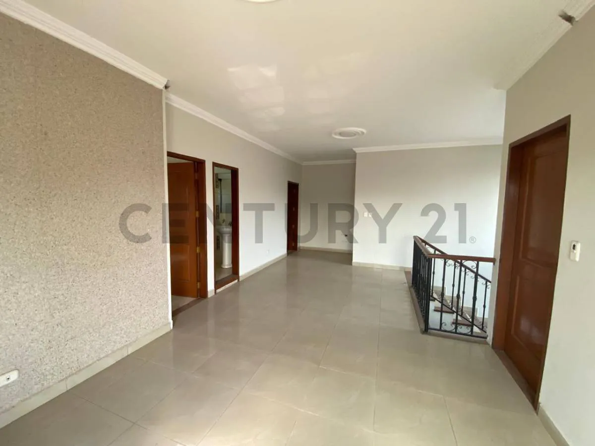 Foto 4 de En Venta Casa de 2 Plantas - Av. Banzer 7mo Anillo