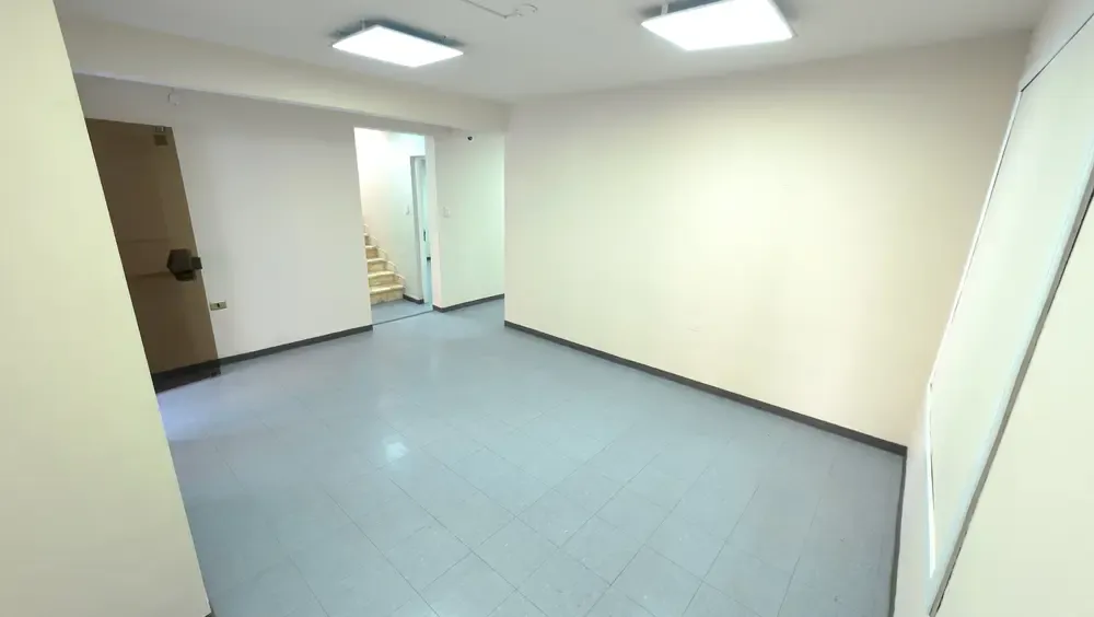 Foto 2 de Amplio Espacio Comercial de 80 M2 en Alquiler Sobre Av. Ramón Rivero