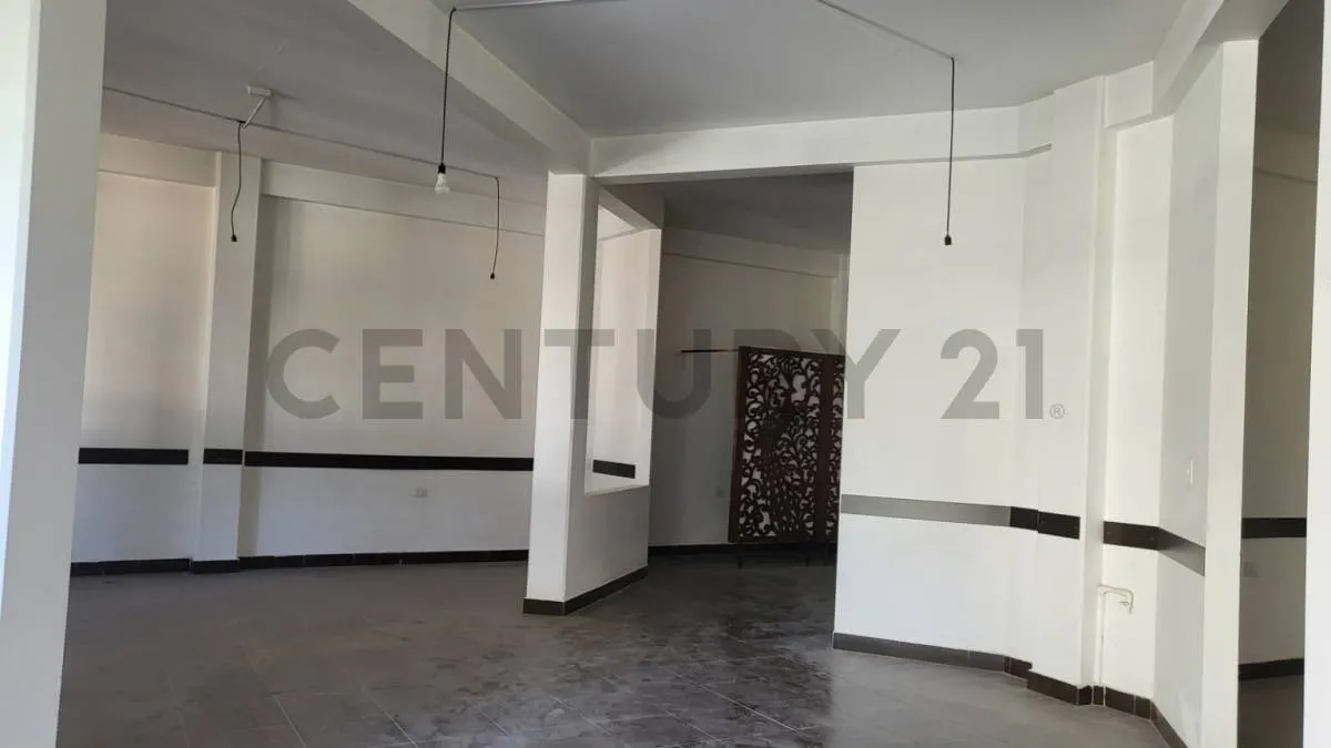 Foto 4 de Amplio y Elegante Local Comercial en Alquiler