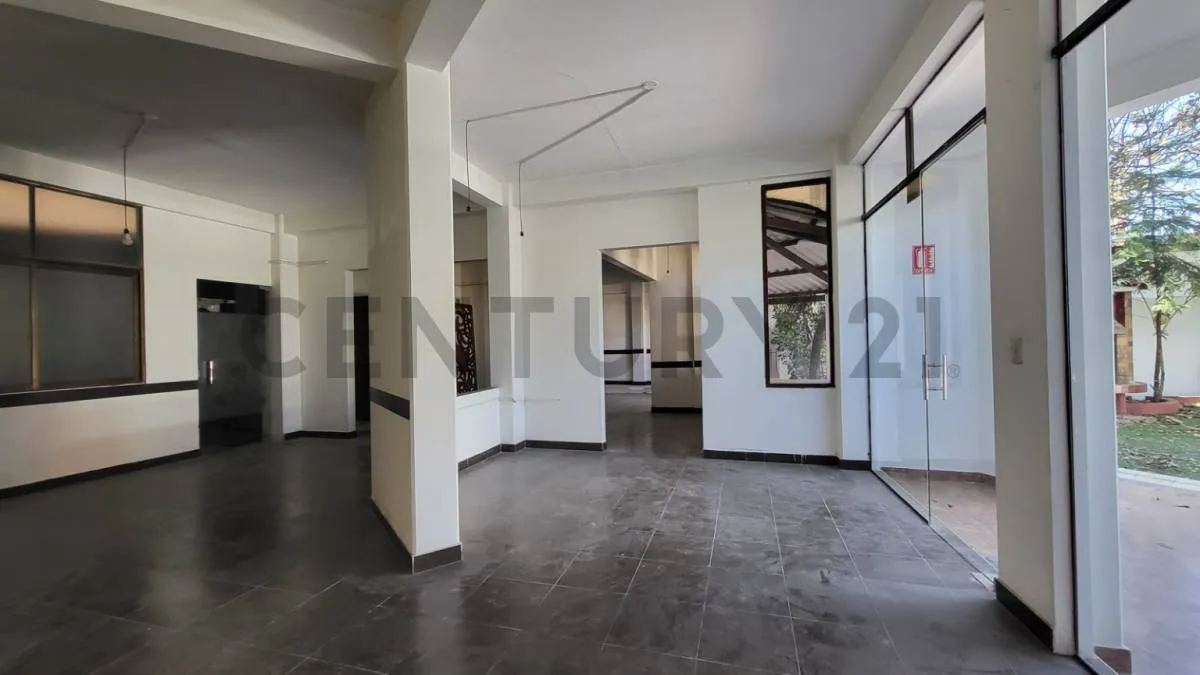 Foto 5 de Amplio y Elegante Local Comercial en Alquiler