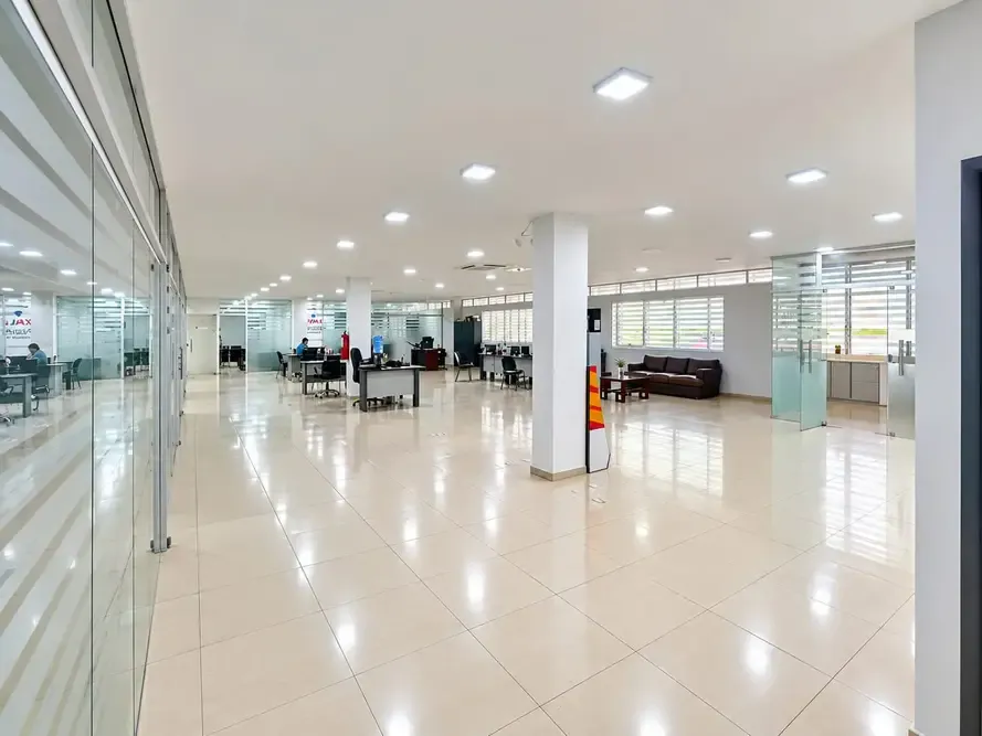 Foto 8 de Edificio en Venta Sobre Avenida!! - Zona Norte – Km 11 ½ - (Entrada principal a Cond. Sevilla)
