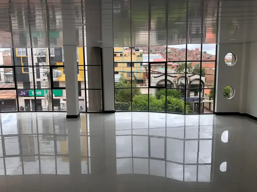 Foto 2 de Amplios Ambientes en Alquiler- Sobre Av Murillo- Ubicacion Comercial Estrategica