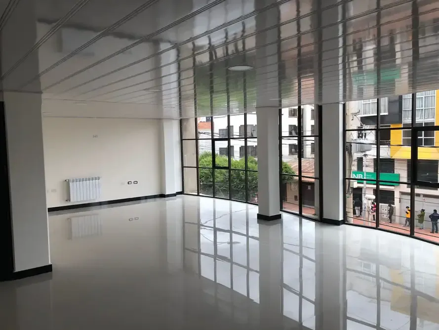 Foto 4 de Amplios Ambientes en Alquiler- Sobre Av Murillo- Ubicacion Comercial Estrategica