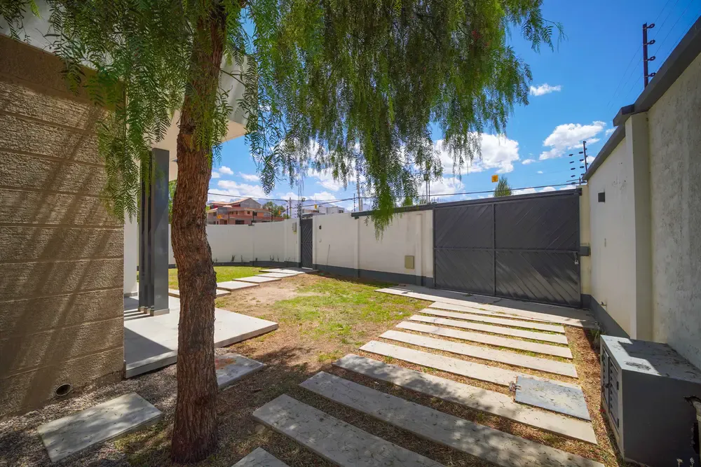 Foto 9 de ✨ *Hermosa Casa Minimalista en Venta – Elegancia, Amplitud y Privacidad* ✨