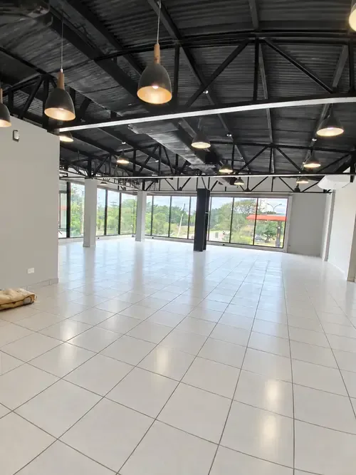 Foto 5 de Alquiler de local comercial sobre Av. Piraí
