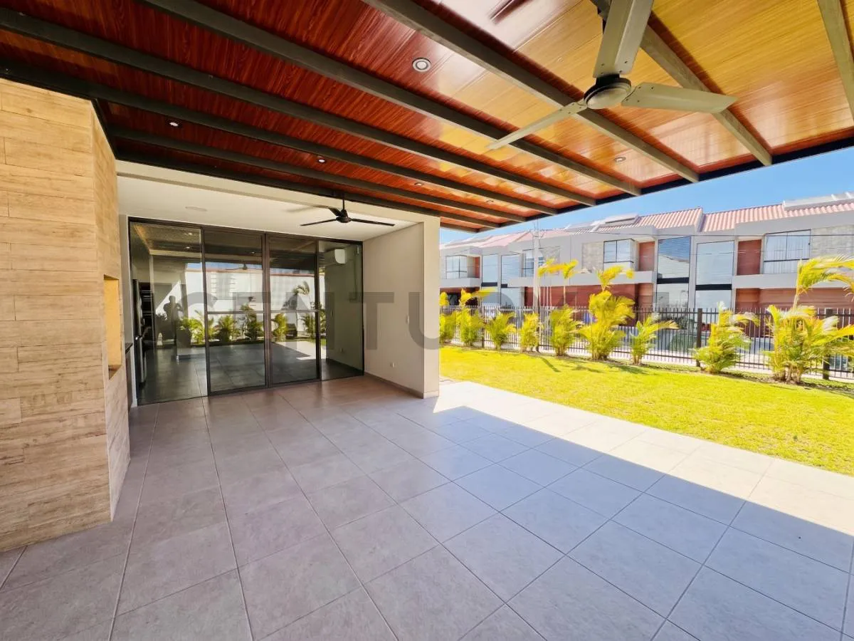 Foto 17 de Casa de Lujo en Venta Condominio Urubó Nord