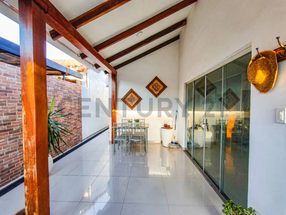 Foto 2 de Casa Acogedora + Departamento Dúplex en Venta